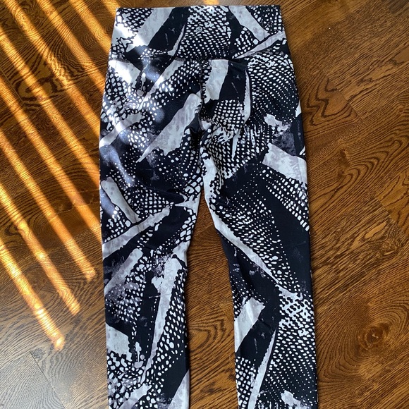 Lululemon Wunder Under Crop - Size 8 - Picture 3 of 5